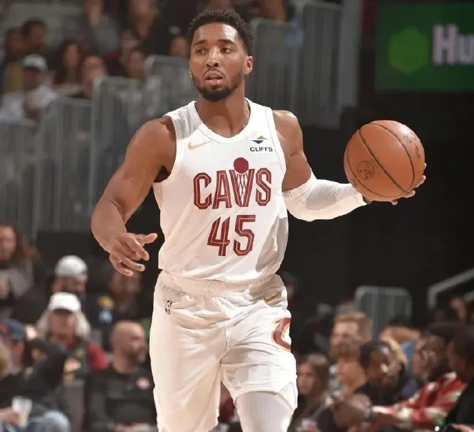 包含克里夫兰骑士训练开放日；转会期造点机会引欢呼；德甲在即；高层口径保持一致的词条