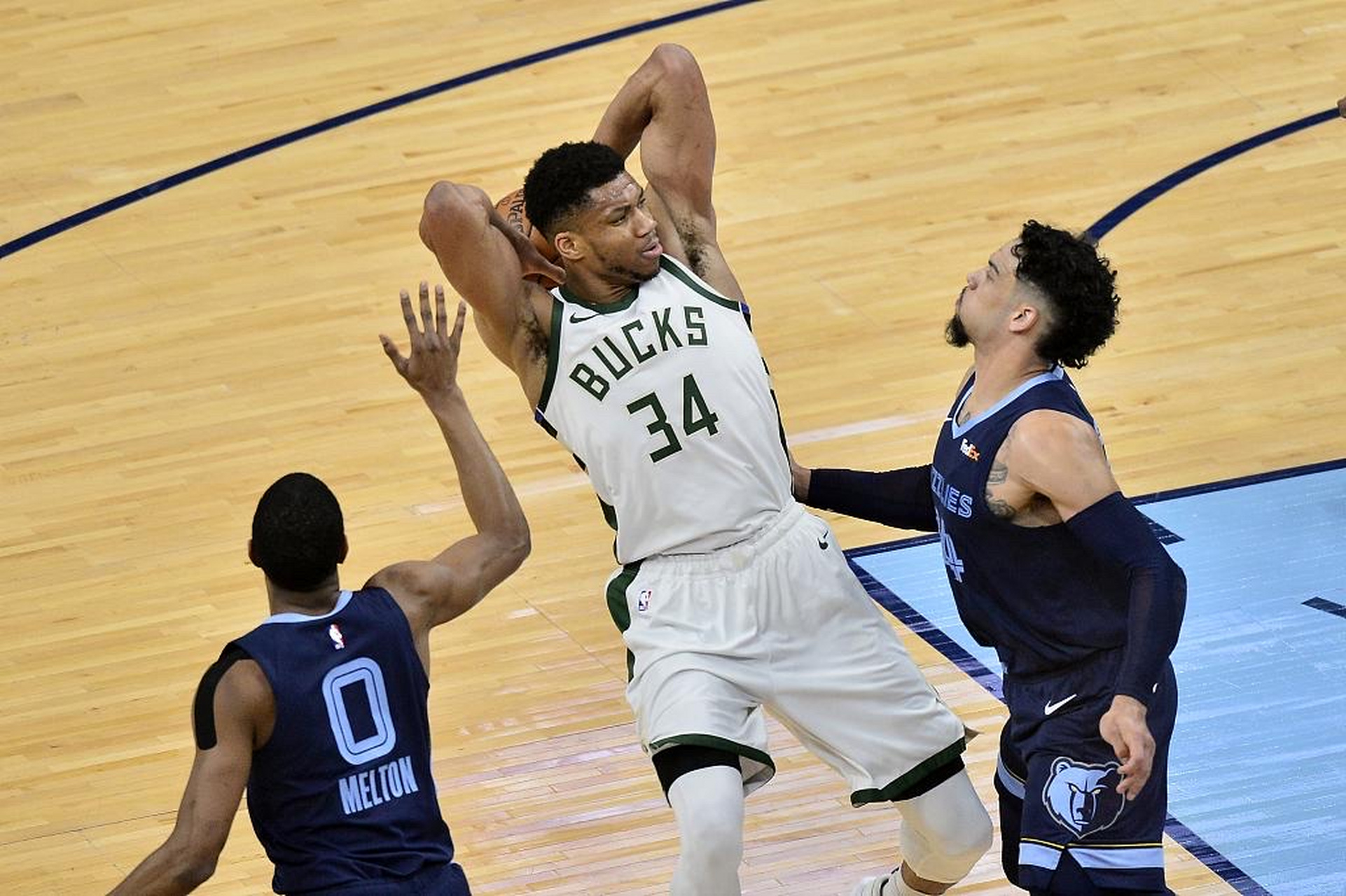 亚冠赛程吃紧，密尔沃基雄鹿关键时刻完成体检，态度坚定，年轻球员得到机会的简单介绍-九游体育